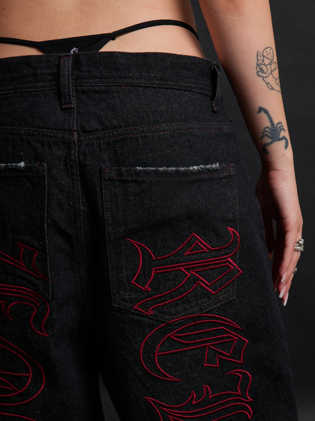 THORN BAGGY DENIM – BLACK CRIMSON